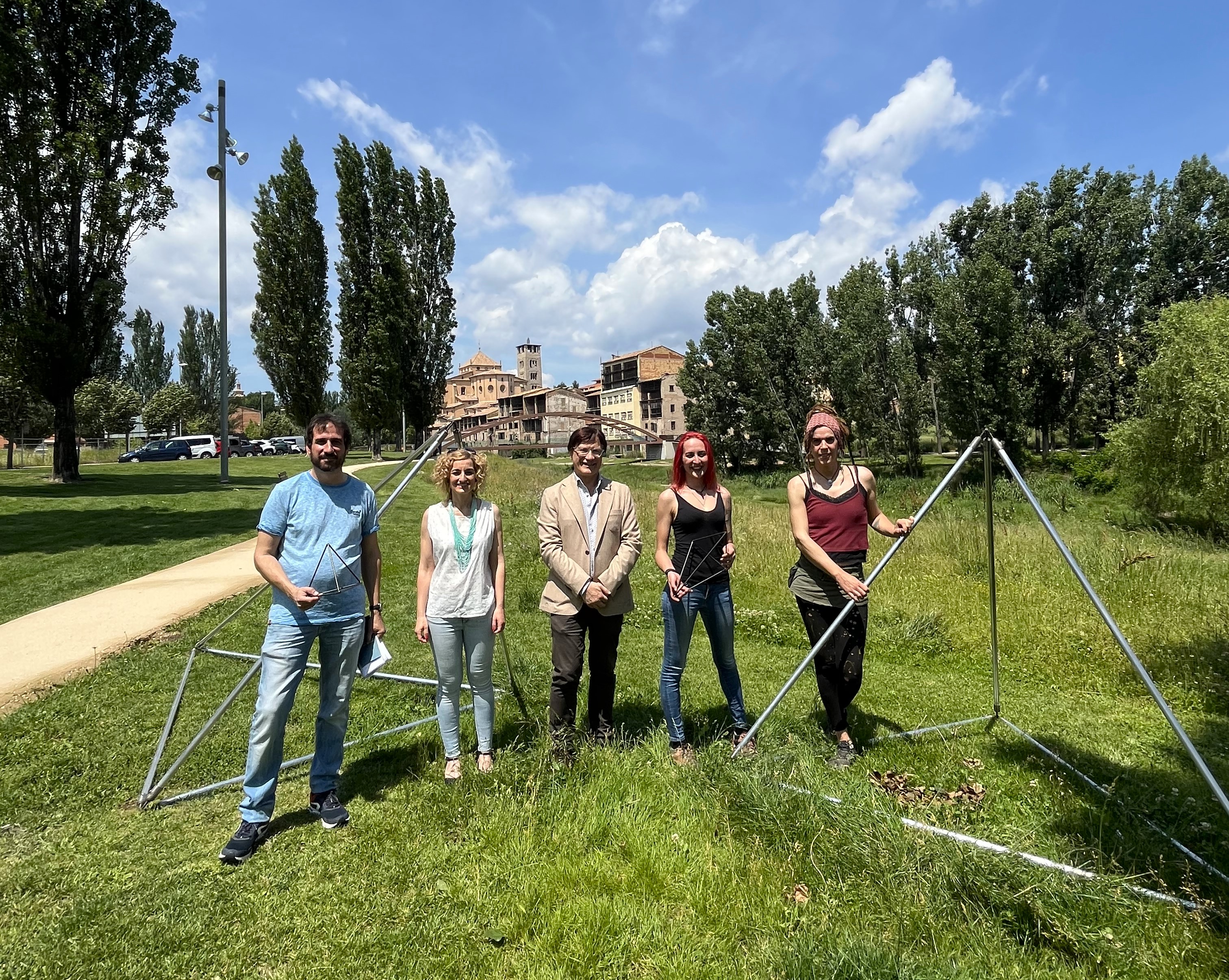 Oriol Amblàs i Núria Nofarías de l’Escola d’Art de Vic; Xavier Farrés, regidor de Participació de l’Ajuntament de Vic; i dues estudiants participants al projecte